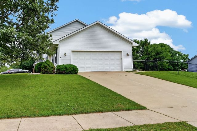 5028 Oakwood Lane, West Des Moines, IA 50265