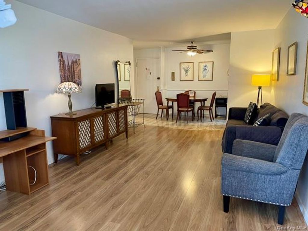 52-30 39 Drive 3J, Woodside, NY 11377 — photo 2
