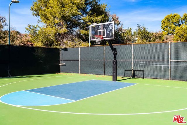 2792 Bottlebrush Drive, Los Angeles, CA 90077