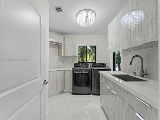 6180 Pine Tree Drive, Miami Beach, FL 33140