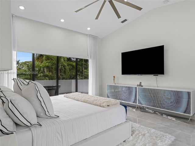 6180 Pine Tree Drive, Miami Beach, FL 33140