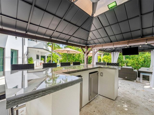 6180 Pine Tree Drive, Miami Beach, FL 33140