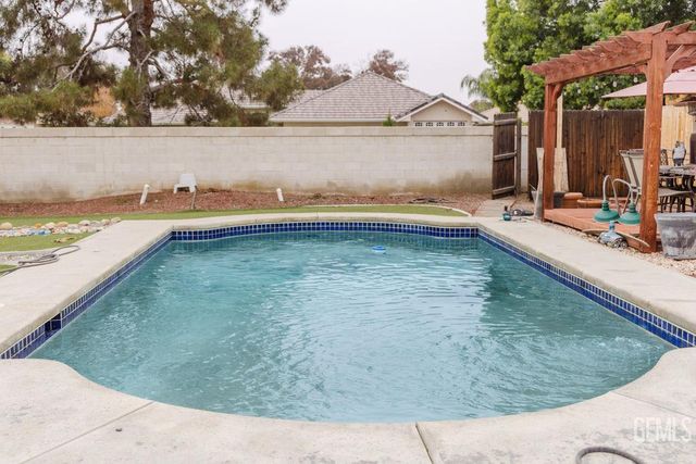 5111 Via Viretta Drive, Bakersfield, CA 93308