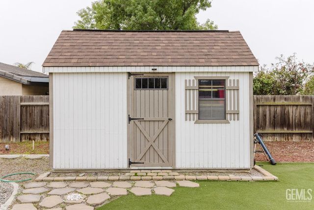 5111 Via Viretta Drive, Bakersfield, CA 93308