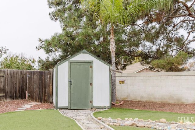 5111 Via Viretta Drive, Bakersfield, CA 93308