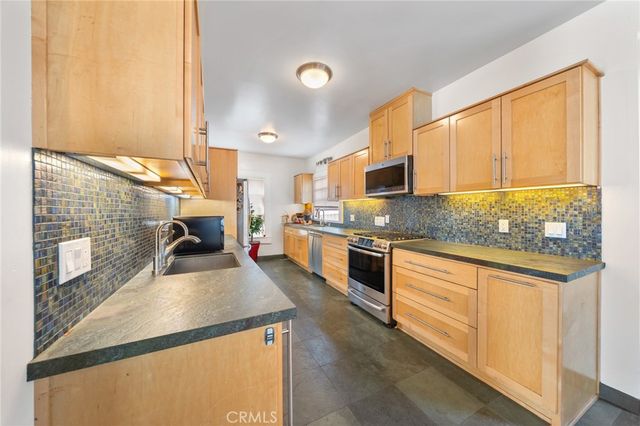 2251 Cambridge, Los Angeles, CA 90006
