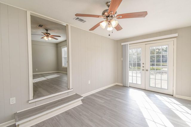 208 17th Avenue N, Texas City, TX 77590