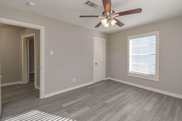 208 17th Avenue N, Texas City, TX 77590