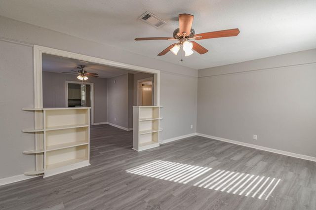 208 17th Avenue N, Texas City, TX 77590