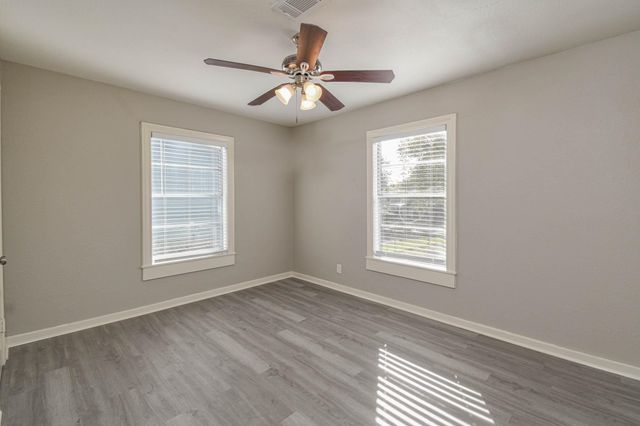 208 17th Avenue N, Texas City, TX 77590