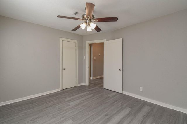 208 17th Avenue N, Texas City, TX 77590