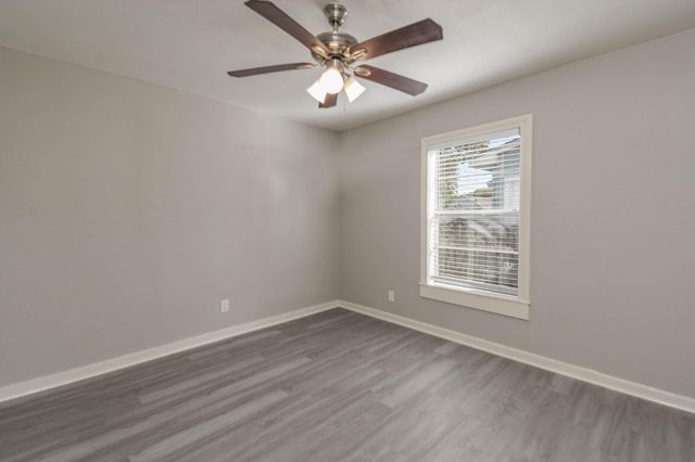 208 17th Avenue N, Texas City, TX 77590