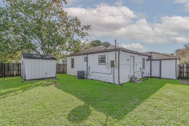 208 17th Avenue N, Texas City, TX 77590