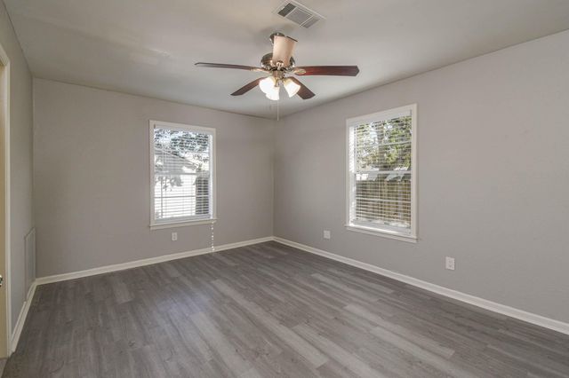 208 17th Avenue N, Texas City, TX 77590