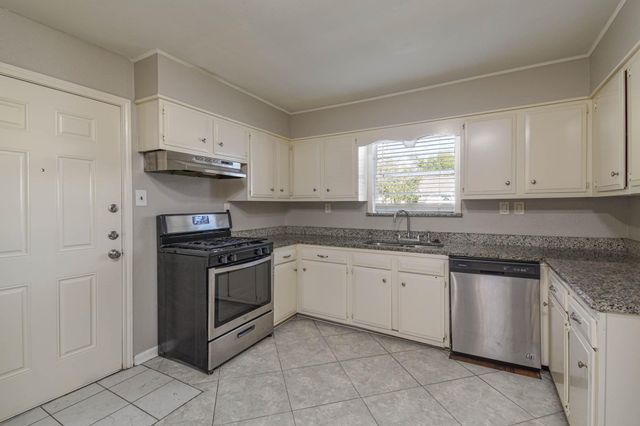 208 17th Avenue N, Texas City, TX 77590