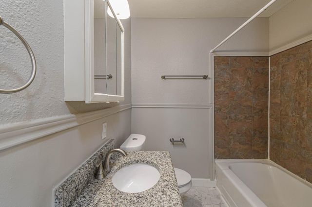 208 17th Avenue N, Texas City, TX 77590