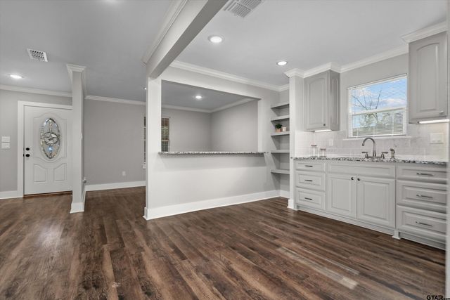 5881 Jefferson Ave., Tyler, TX 75706