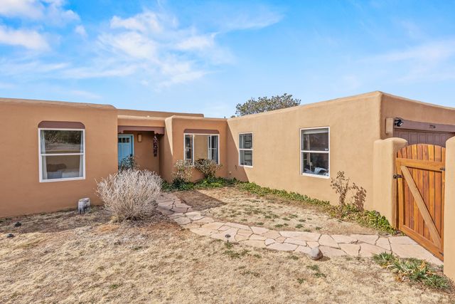 2256 Camino Iris, Santa Fe, NM 87505