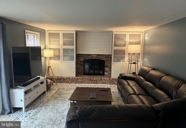 7000 OLD CABIN LN, Rockville, MD 20852