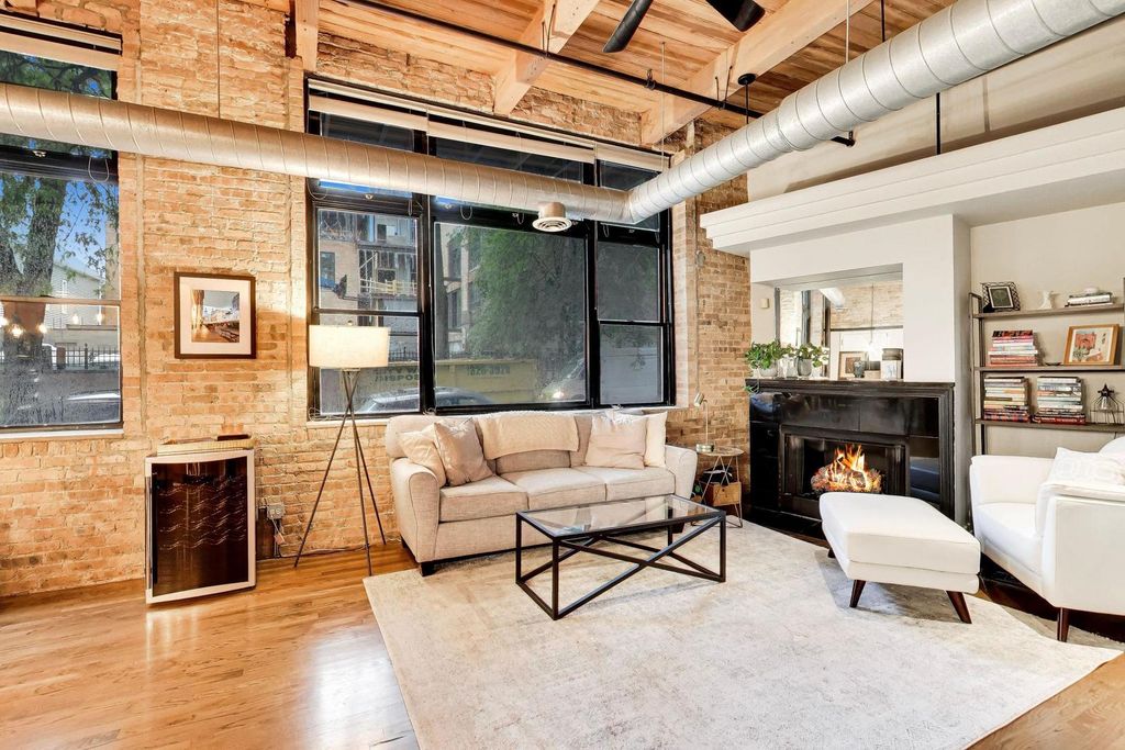 Image 5 of property listing at 1259 N Wood Street 106, Chicago, IL 60622