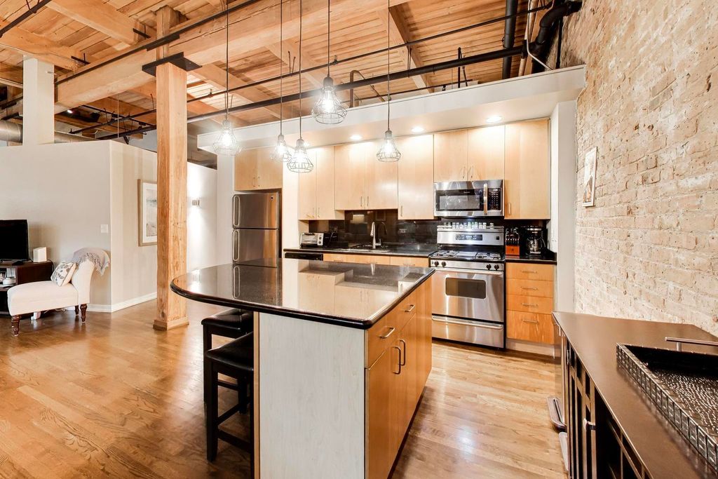 Image 8 of property listing at 1259 N Wood Street 106, Chicago, IL 60622