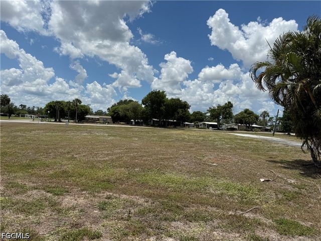 19279 Arrowhead LN, North Fort Myers, FL 33903