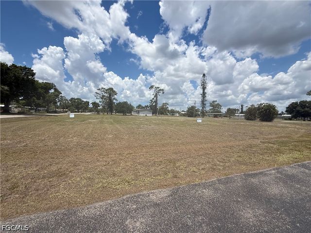 19279 Arrowhead LN, North Fort Myers, FL 33903