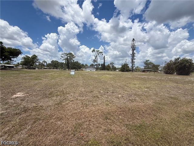 19279 Arrowhead LN, North Fort Myers, FL 33903