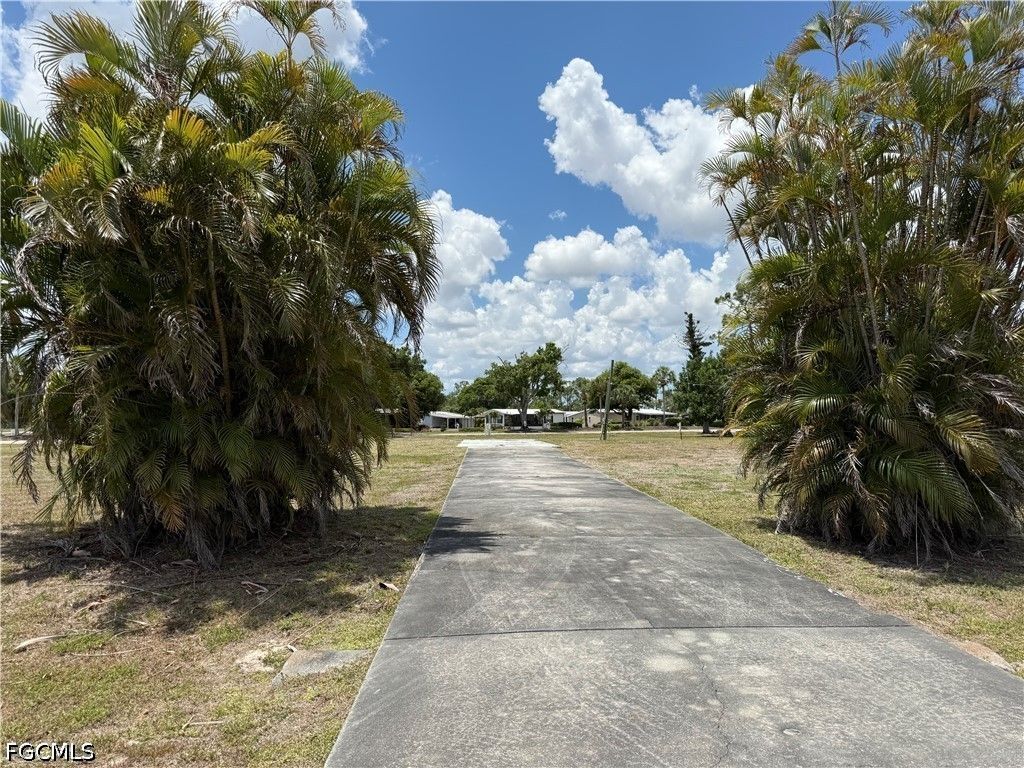 19279 Arrowhead LN, North Fort Myers, FL 33903