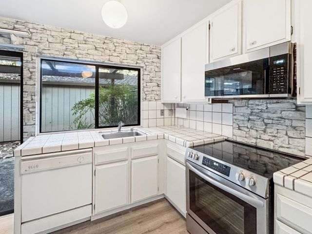 1061 Commons Dr, Sacramento, CA 95825