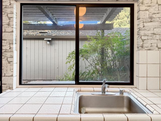 1061 Commons Dr, Sacramento, CA 95825