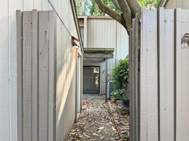 1061 Commons Dr, Sacramento, CA 95825