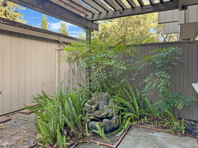 1061 Commons Dr, Sacramento, CA 95825