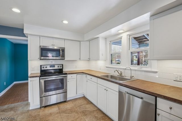 4 Cabot Ln, Kinnelon Boro, NJ 07405