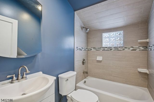 4 Cabot Ln, Kinnelon Boro, NJ 07405