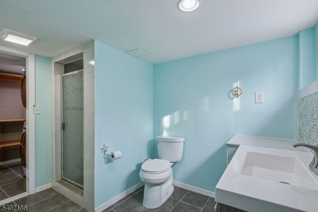 4 Cabot Ln, Kinnelon Boro, NJ 07405