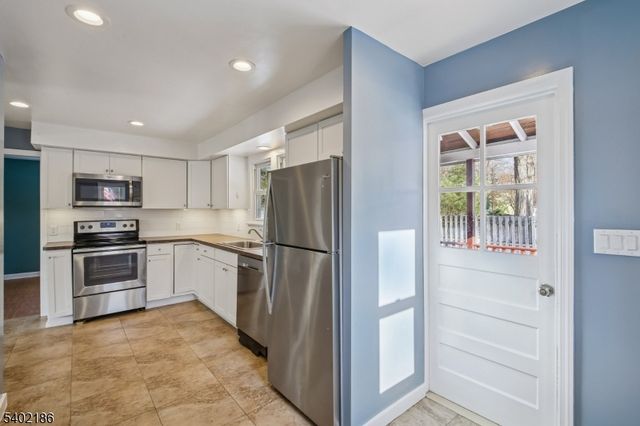 4 Cabot Ln, Kinnelon Boro, NJ 07405