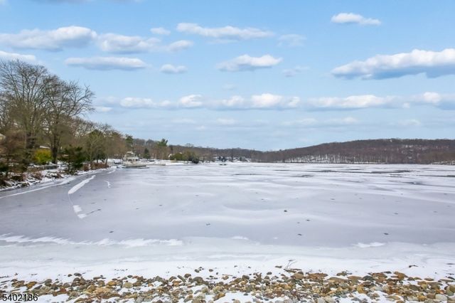 4 Cabot Ln, Kinnelon Boro, NJ 07405