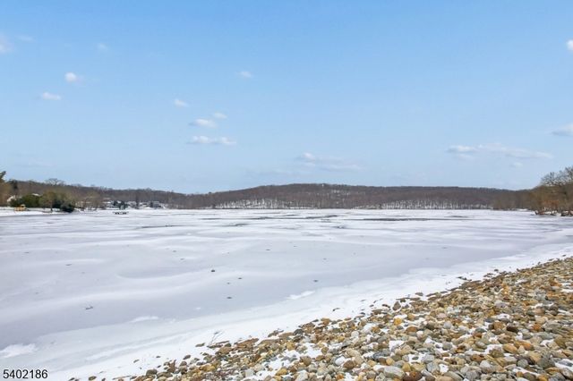 4 Cabot Ln, Kinnelon Boro, NJ 07405