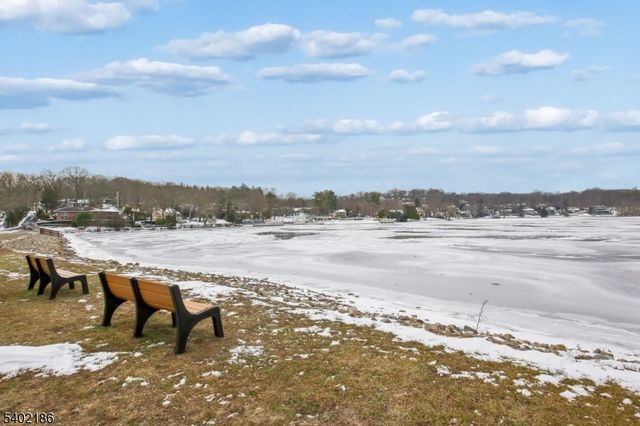 4 Cabot Ln, Kinnelon Boro, NJ 07405