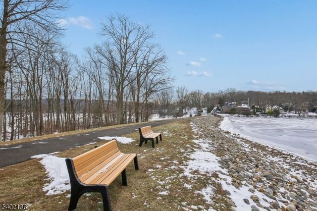 4 Cabot Ln, Kinnelon Boro, NJ 07405