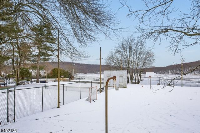 4 Cabot Ln, Kinnelon Boro, NJ 07405