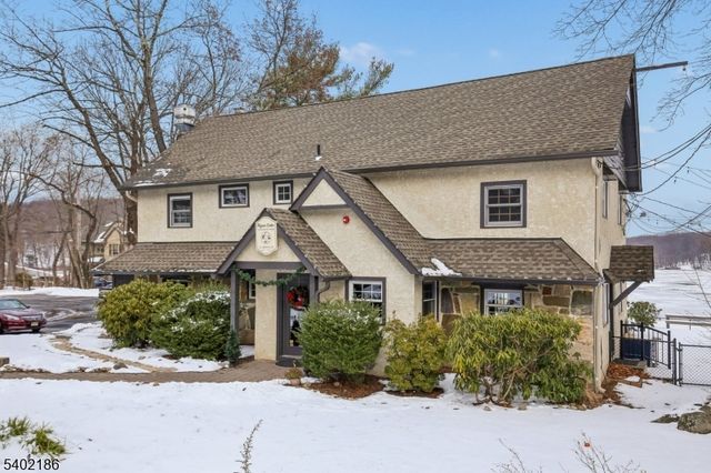 4 Cabot Ln, Kinnelon Boro, NJ 07405