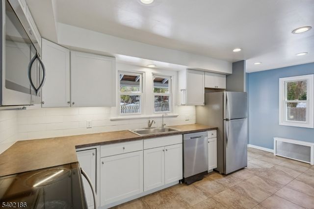 4 Cabot Ln, Kinnelon Boro, NJ 07405