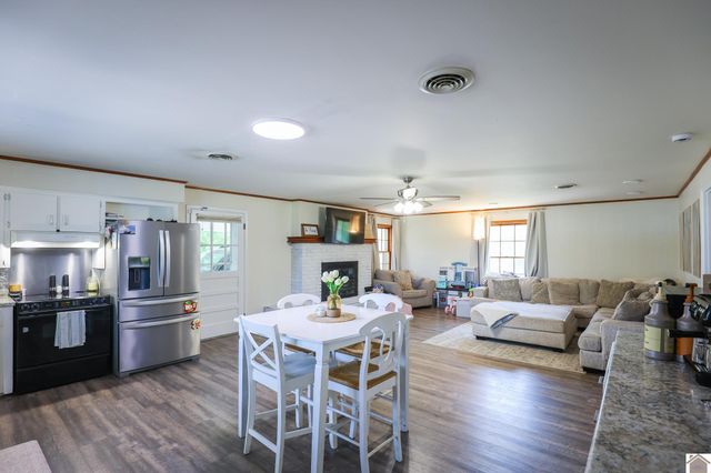 1763 Dogtown Rd, Benton, KY 42025
