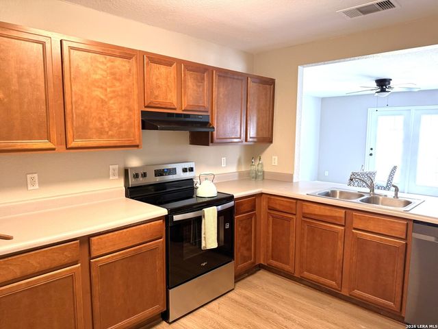 608 ROOSEVELT DR, Seguin, TX 78155