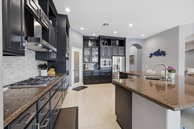1570 Danbrook Dr, Sacramento, CA 95835