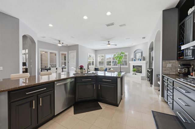 1570 Danbrook Dr, Sacramento, CA 95835