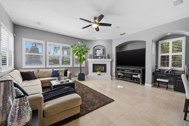 1570 Danbrook Dr, Sacramento, CA 95835