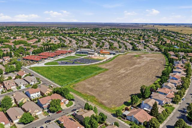 1570 Danbrook Dr, Sacramento, CA 95835